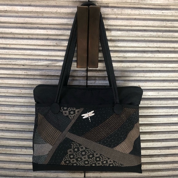 👜 Silver Dragonfly Design Black, Brown, and Beige Multi-Color Quilted Handbag. - Picture 9 of 12